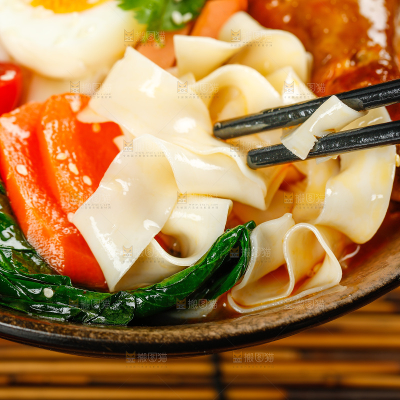 深底上的汤面