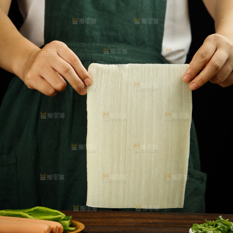 深底上的烤冷面皮
