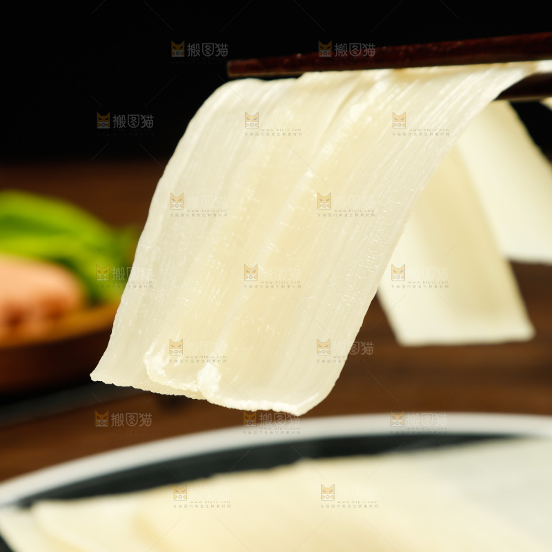 深底上的烤冷面皮