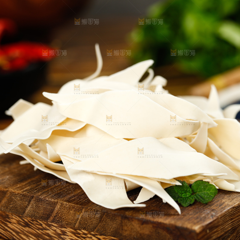 深底上的刀削面片