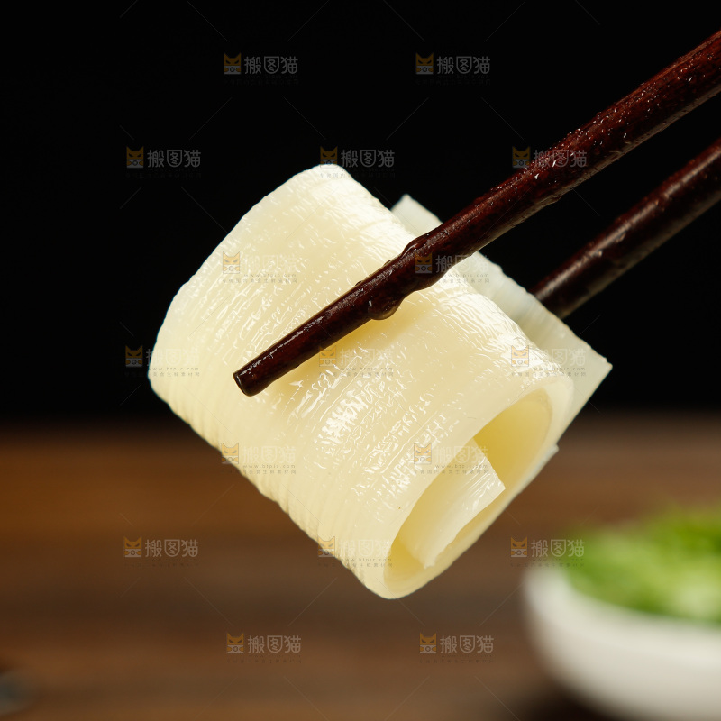 深底上的烤冷面皮