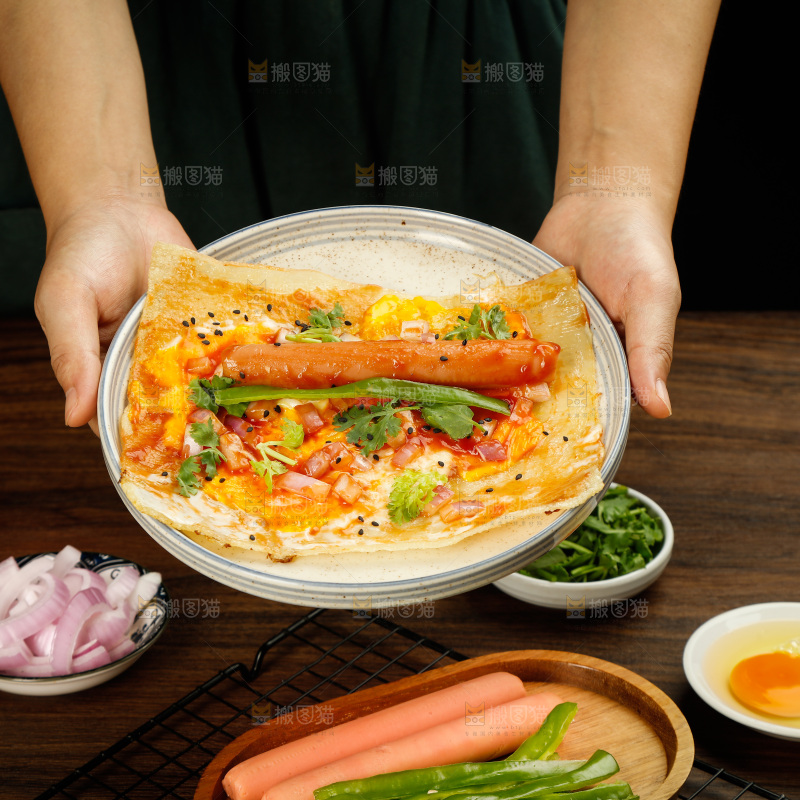 深底上的烤冷面卷