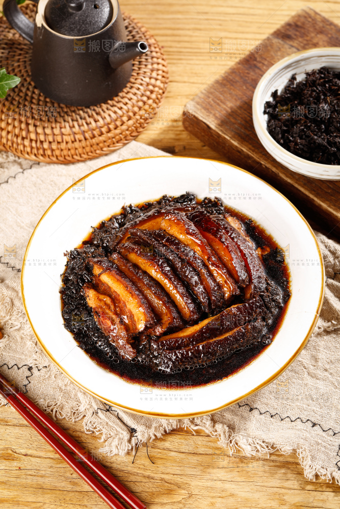 盘子里的梅干菜扣肉
