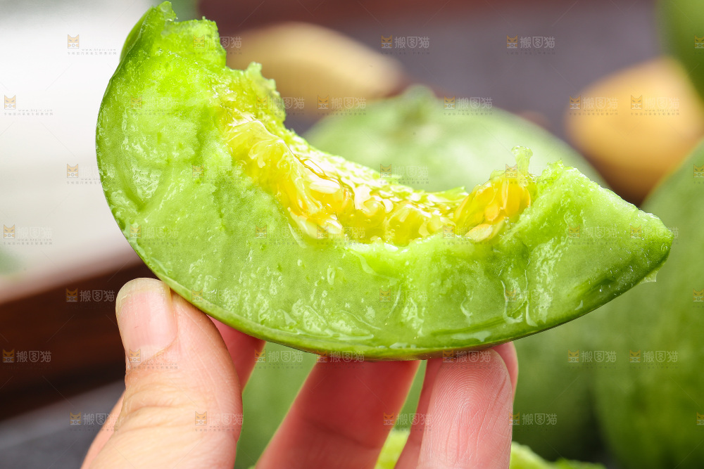 深底上的绿宝甜瓜