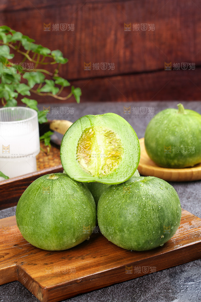 深底上的绿宝甜瓜