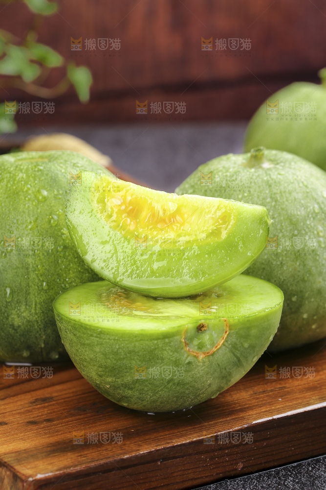深底上的绿宝甜瓜