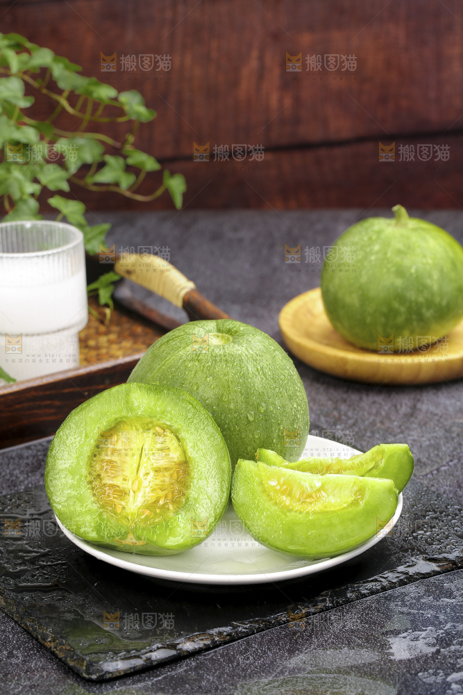 深底上的绿宝甜瓜