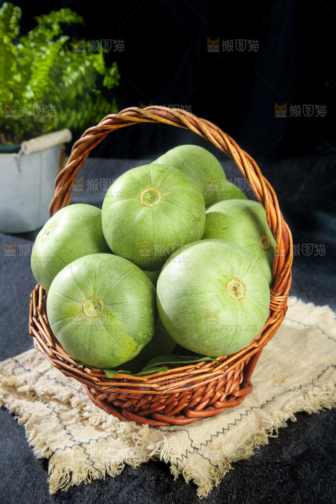 深底上的绿宝甜瓜