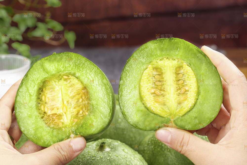 深底上的绿宝甜瓜
