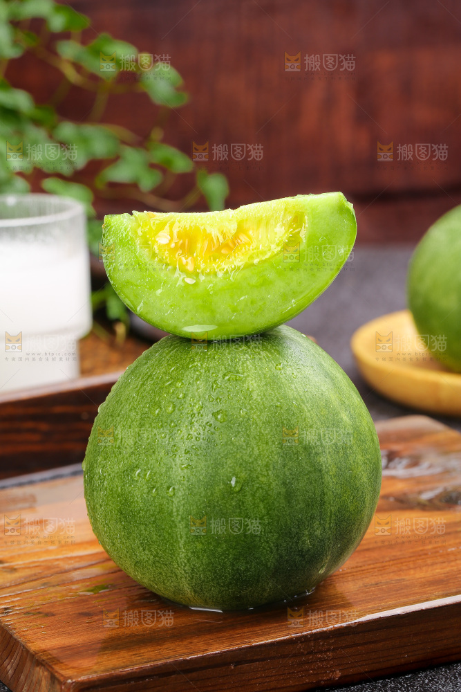 深底上的绿宝甜瓜