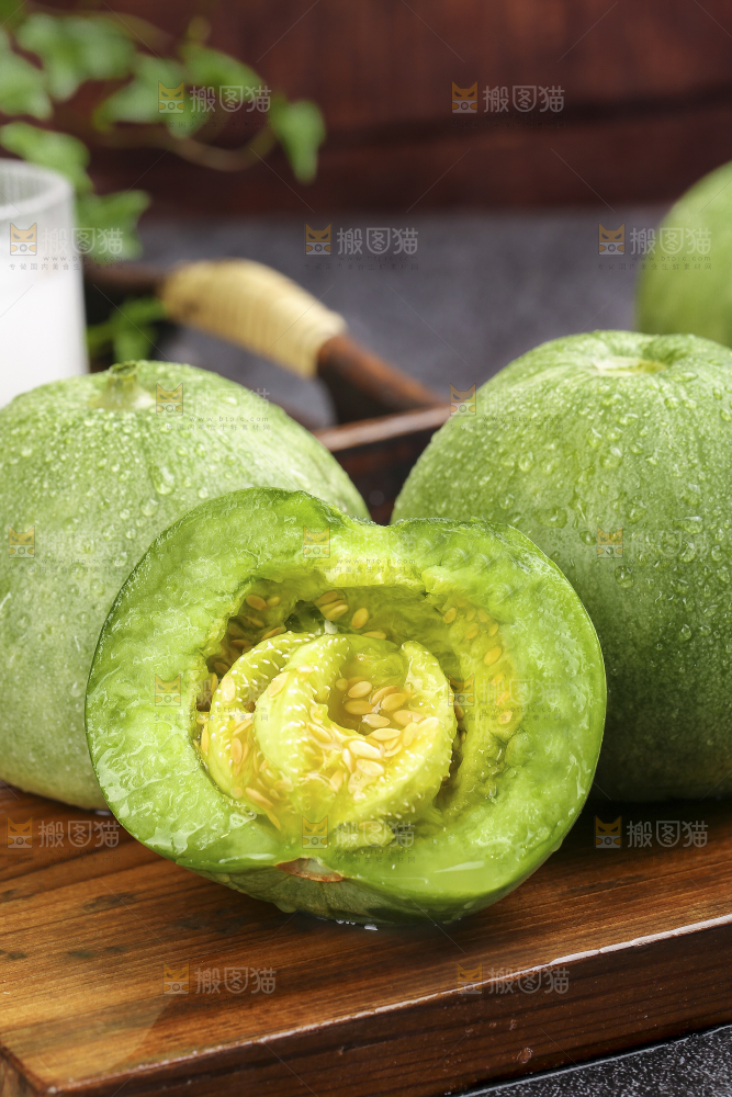 深底上的绿宝甜瓜