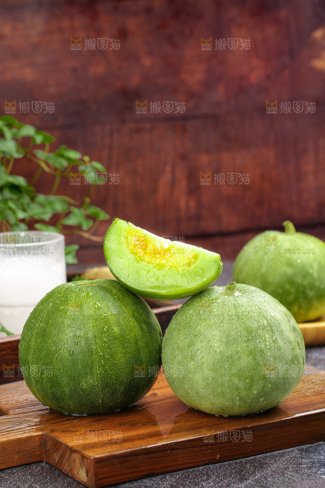 深底上的绿宝甜瓜
