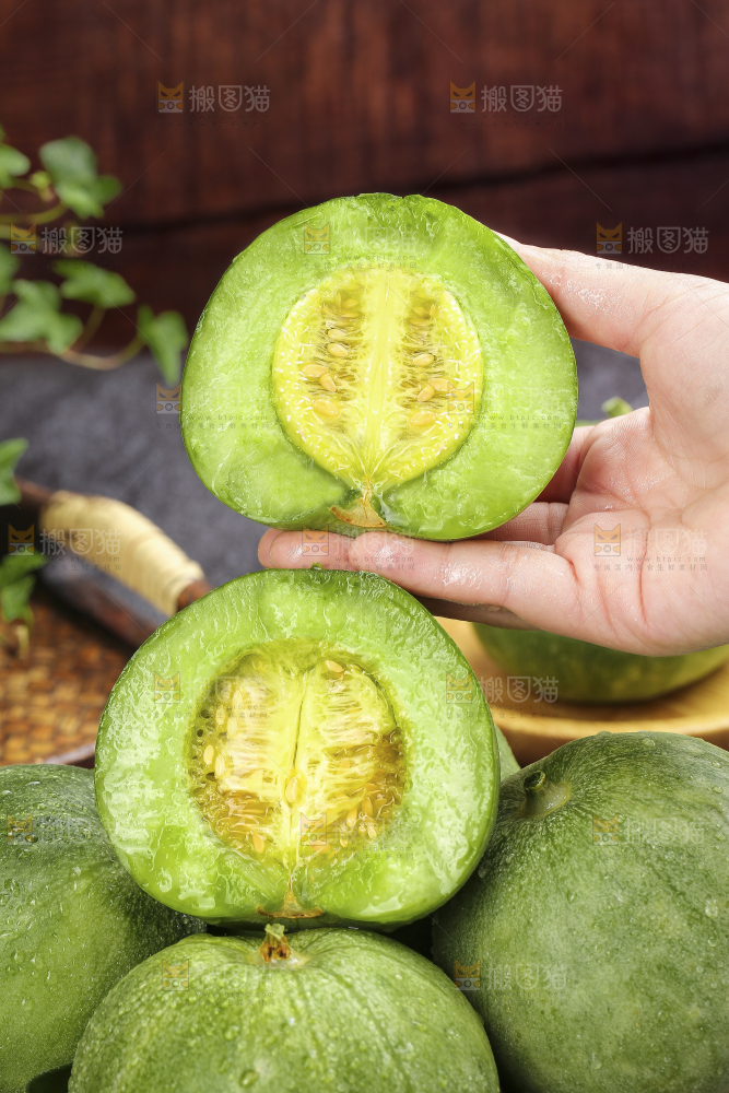 深底上的绿宝甜瓜