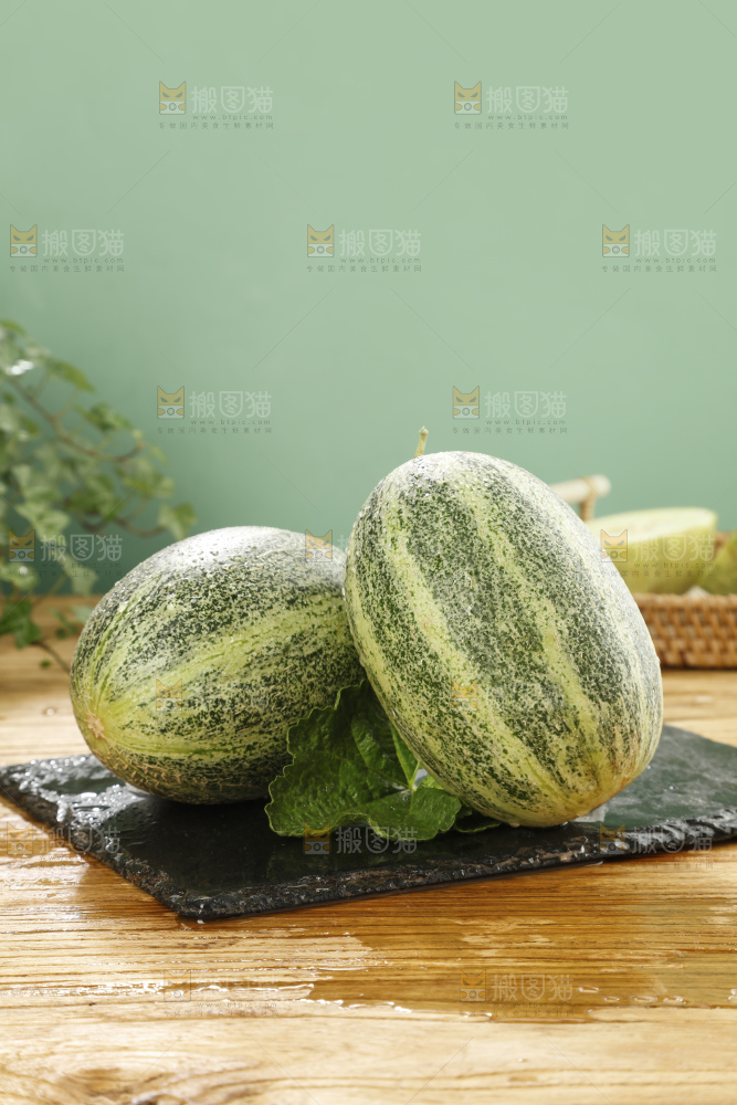 木底上的哈密瓜