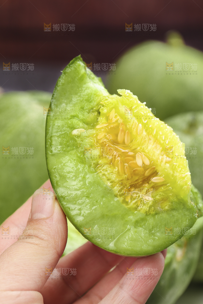 深底上的绿宝甜瓜