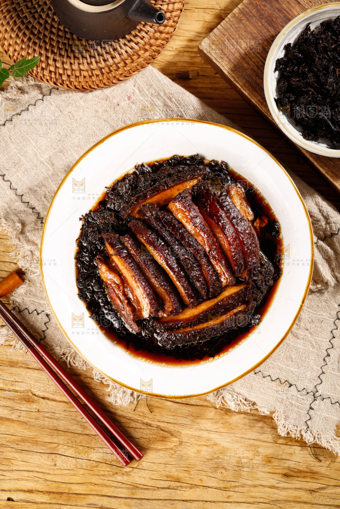 盘子里的梅干菜扣肉