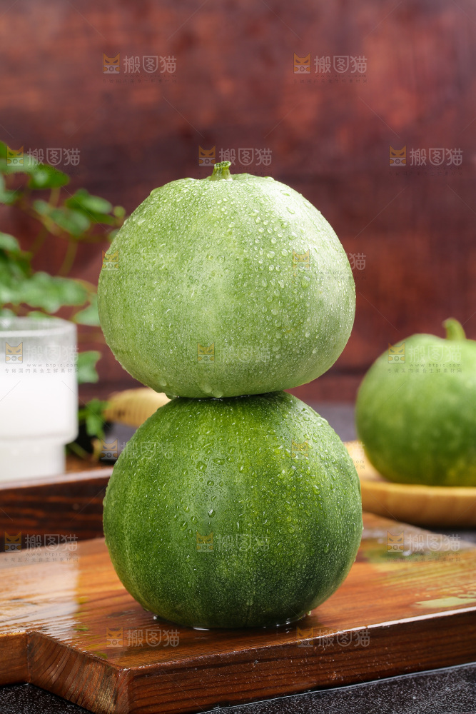 深底上的绿宝甜瓜