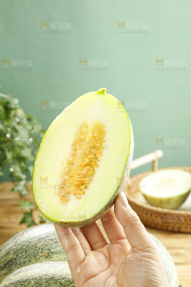 木底上的哈密瓜