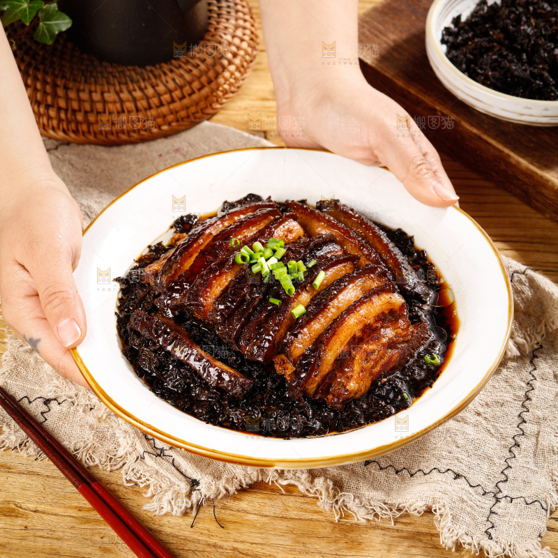 盘子里的梅干菜扣肉