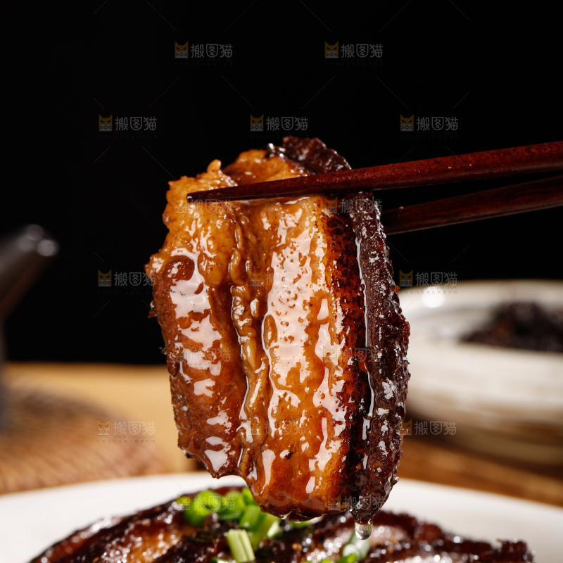 盘子里的梅干菜扣肉