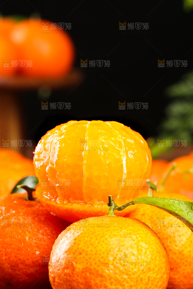 深底上的砂糖桔