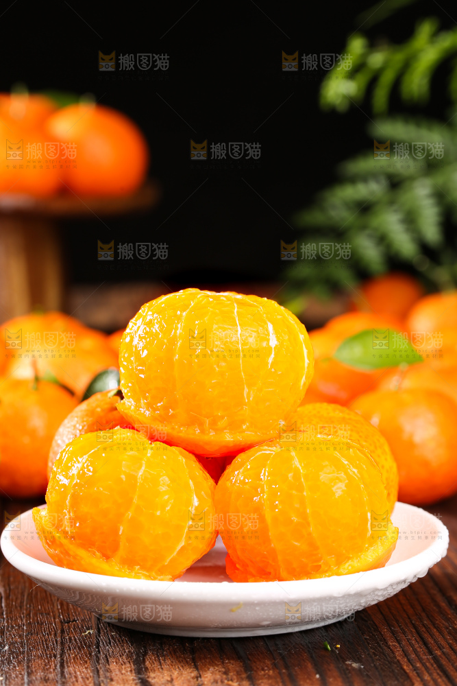 深底上的砂糖桔