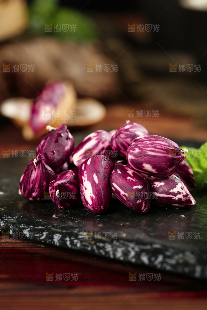 深底上的七彩花生