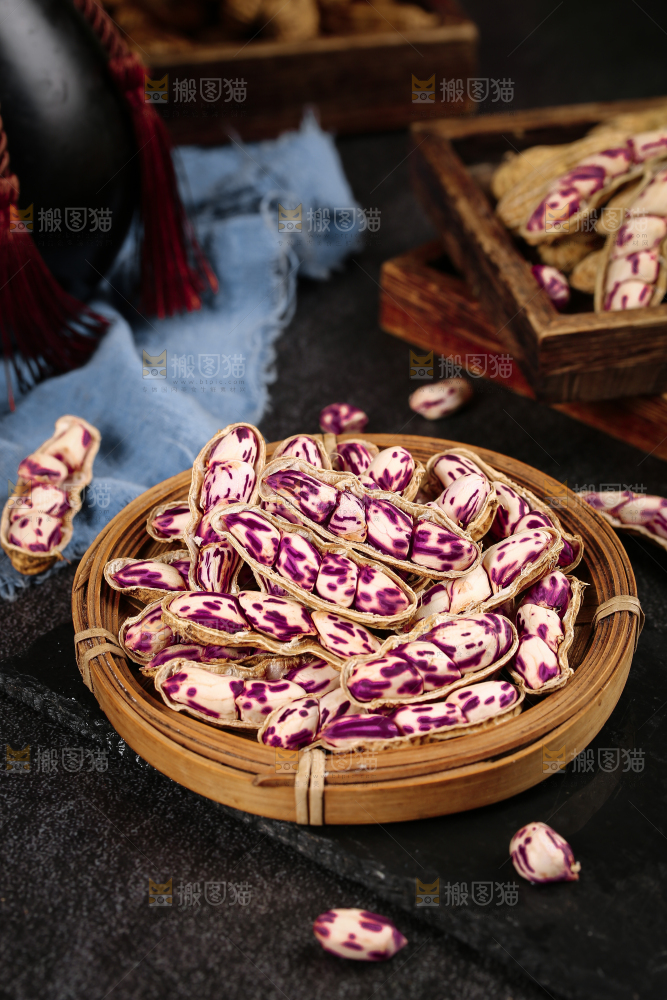 深底上的七彩花生