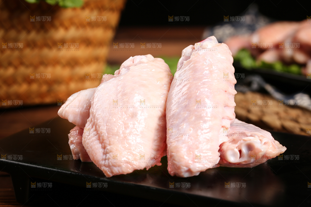 深底上的鸡翅中
