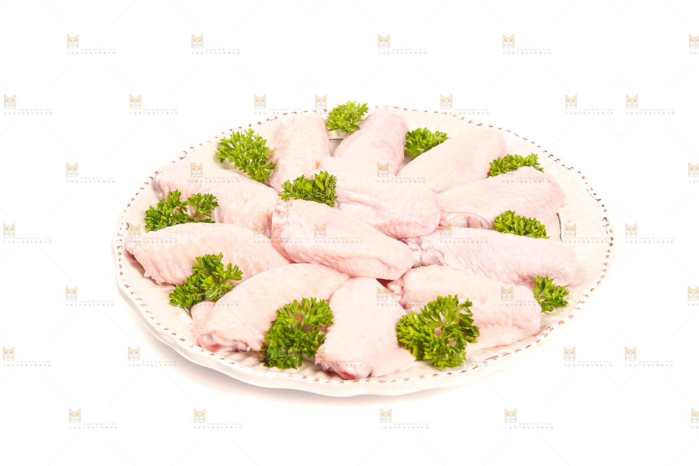 白底上的新鲜鸡翅中
