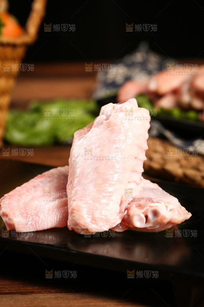 深底上的鸡翅中