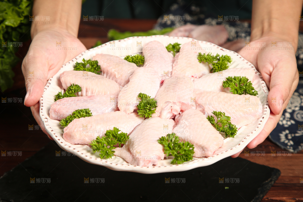 深底上的鸡翅中