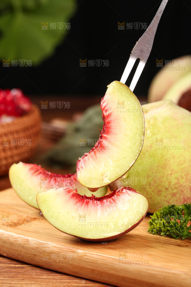 木底上的青州蜜桃