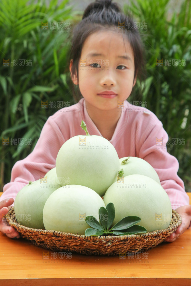 手里拿着玉菇甜瓜