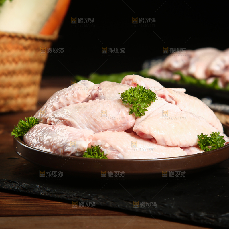 深底上的鸡翅中