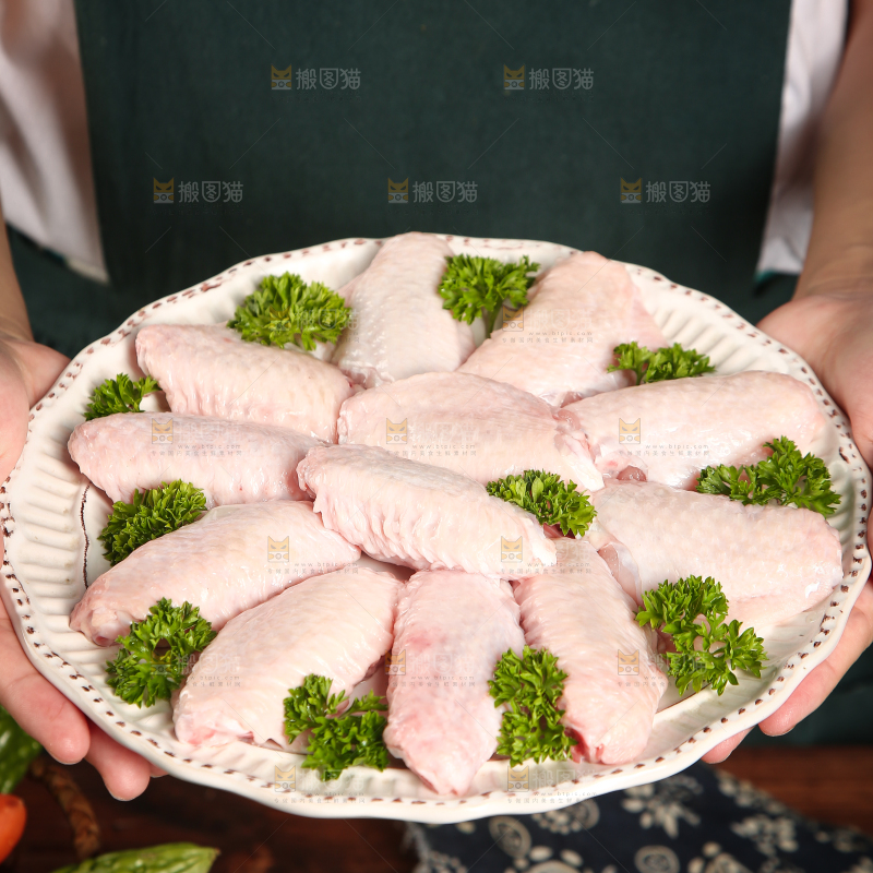 深底上的鸡翅中
