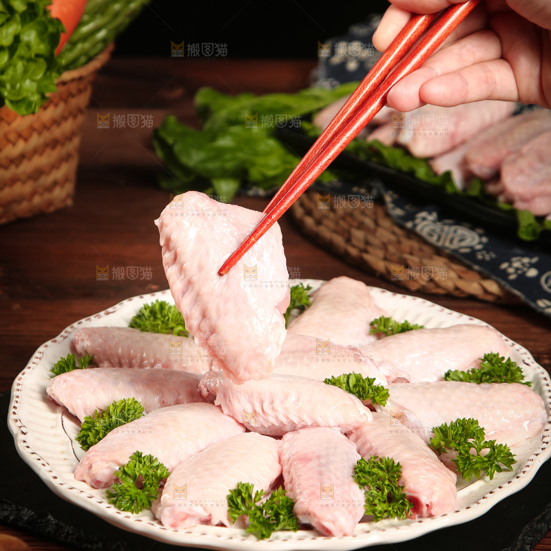深底上的鸡翅中
