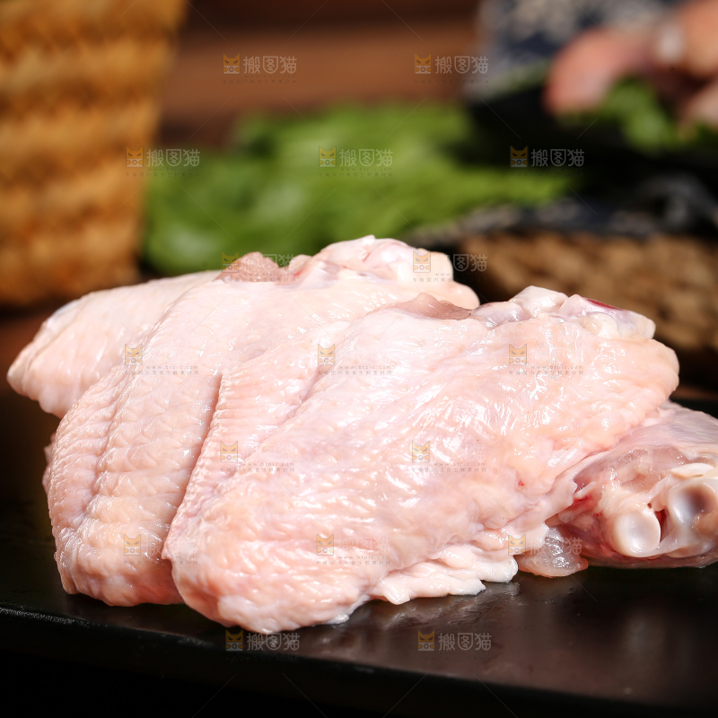 深底上的鸡翅中