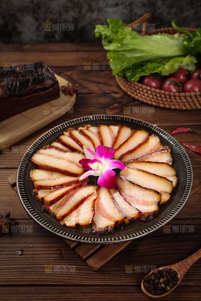 深底上的烟熏腊肉