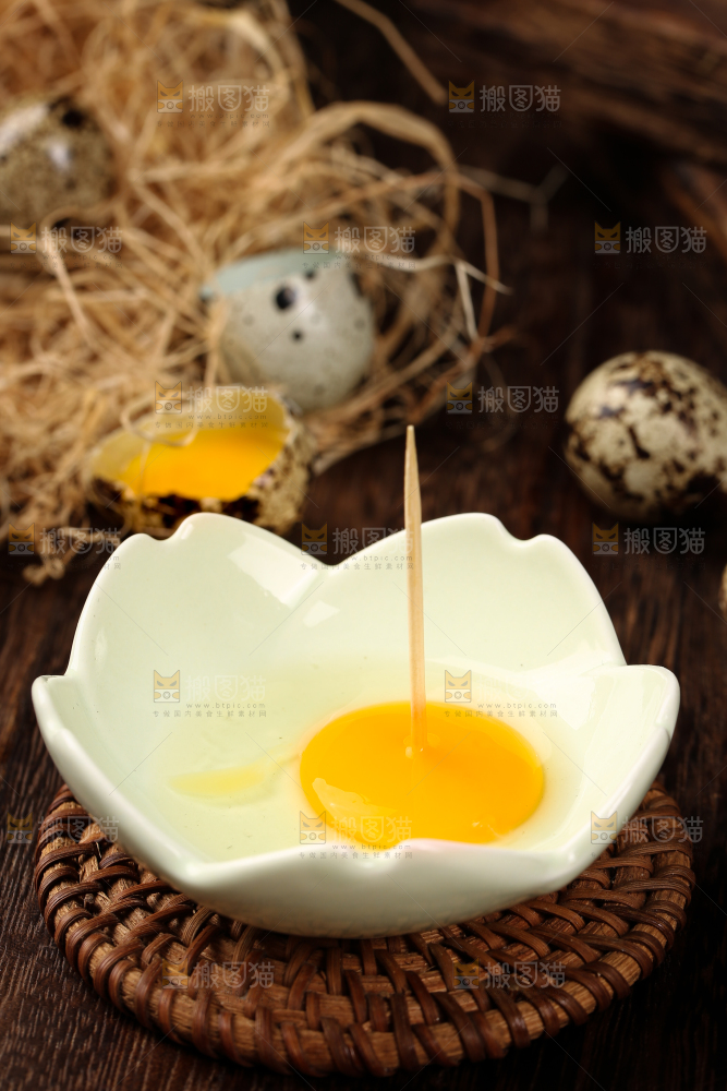 深底上的新鲜鹌鹑蛋