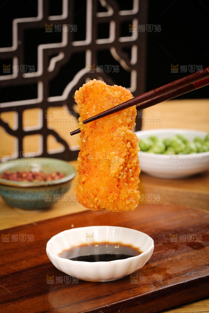 木底上的炸鱼块