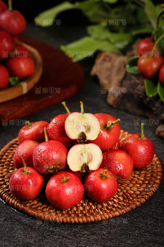 深底上的新鲜山楂