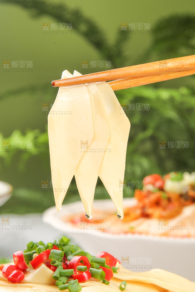 碗里的刀削拌面