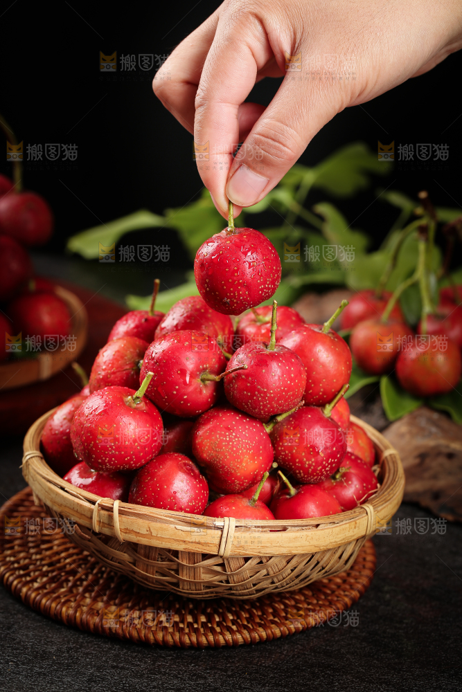 深底上的新鲜山楂