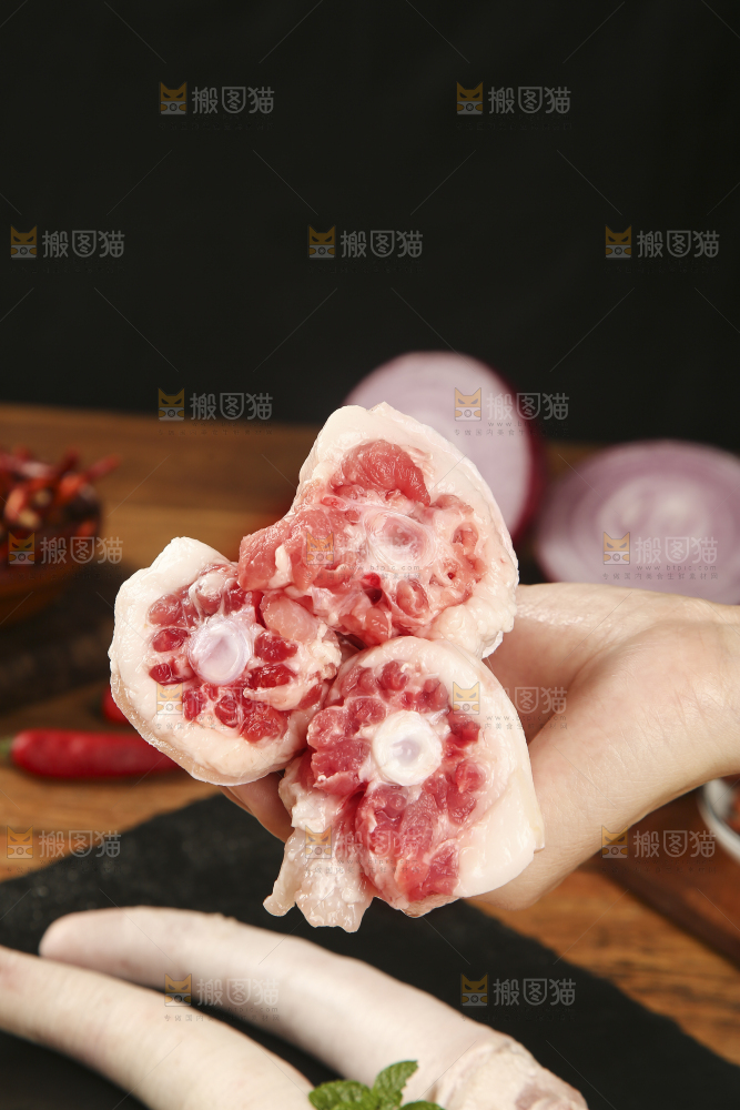 木底上的猪尾巴