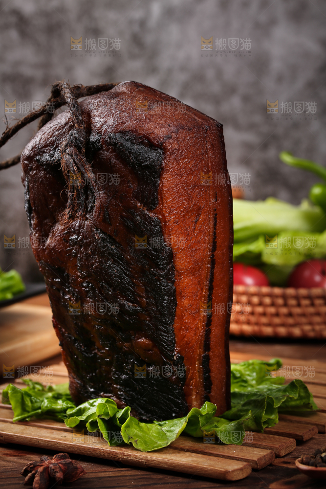 深底上的烟熏腊肉