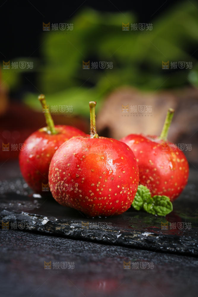 深底上的新鲜山楂