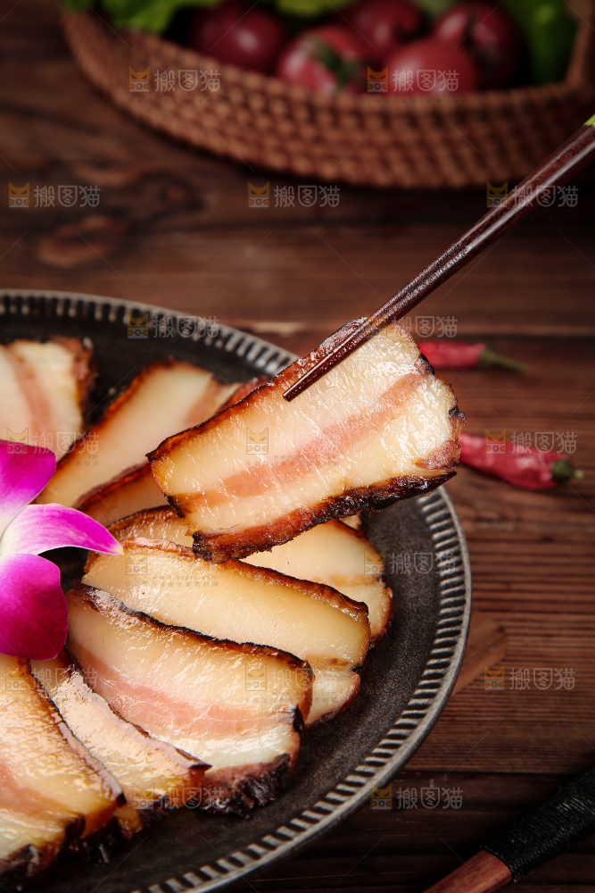 深底上的烟熏腊肉