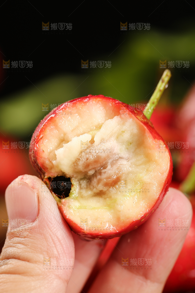 深底上的新鲜山楂
