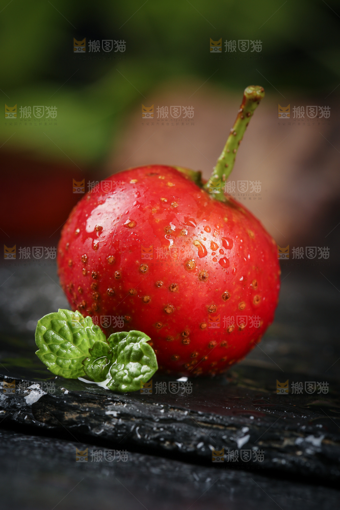 深底上的新鲜山楂